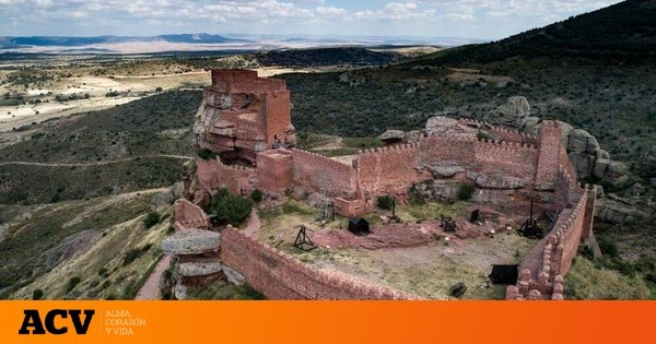 La espectacular fortaleza roja de Aragón: una joya medieval sobre la montaña que parece esculpida en roca