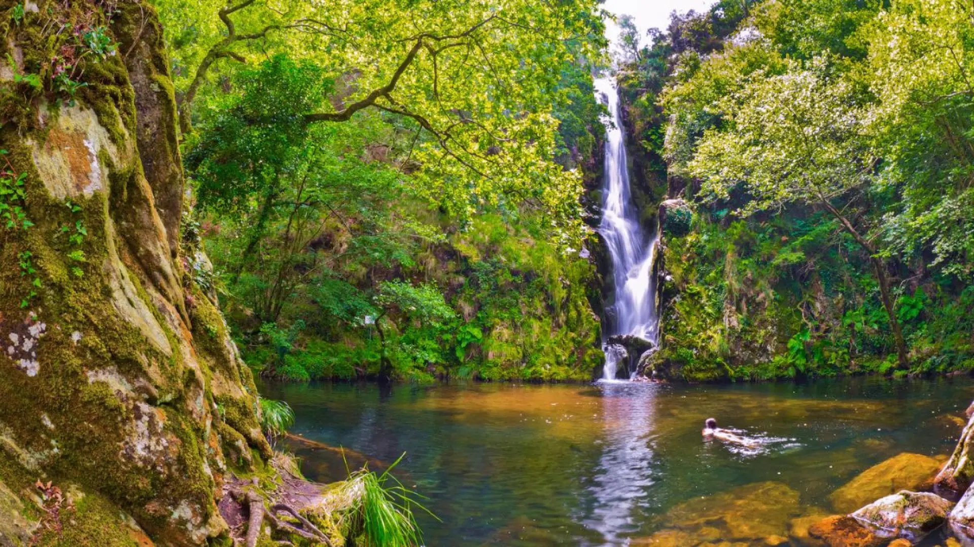 La espectacular piscina natural de Galicia a los pies de una cascada que esconde una curiosa leyenda
