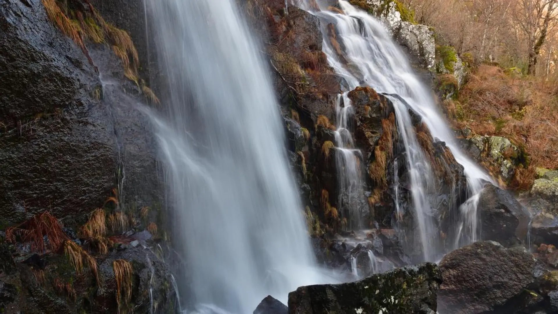 La espectacular ruta de senderismo en medio de un bosque de Zamora con una cascada de 45 metros de altura