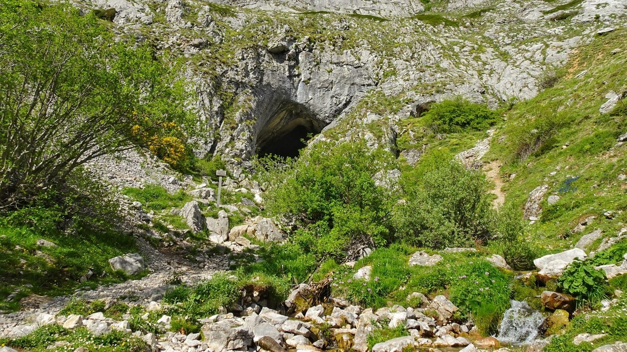 La espectacular ruta senderista hasta la cueva que lleva al origen del río Pisuerga
