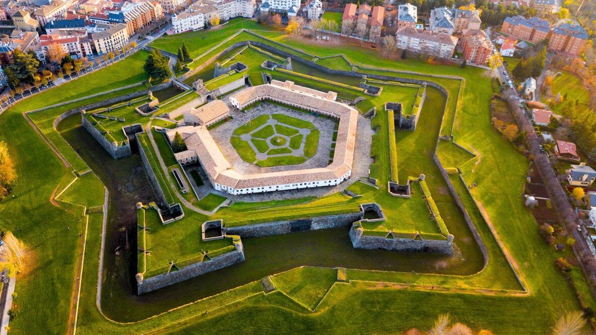 La fortaleza pentagonal mejor conservada de España está en los Pirineos: es Bien de Interés Cultural y guarda siglos de historia entre sus muros
