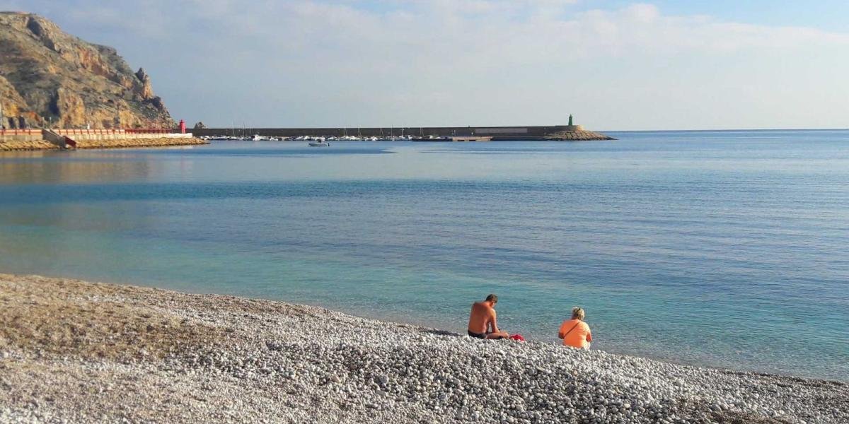 “La Ibiza peninsular”: la playa de grava gris con bandera azul a una hora y media de Valencia que recomienda National Geographic