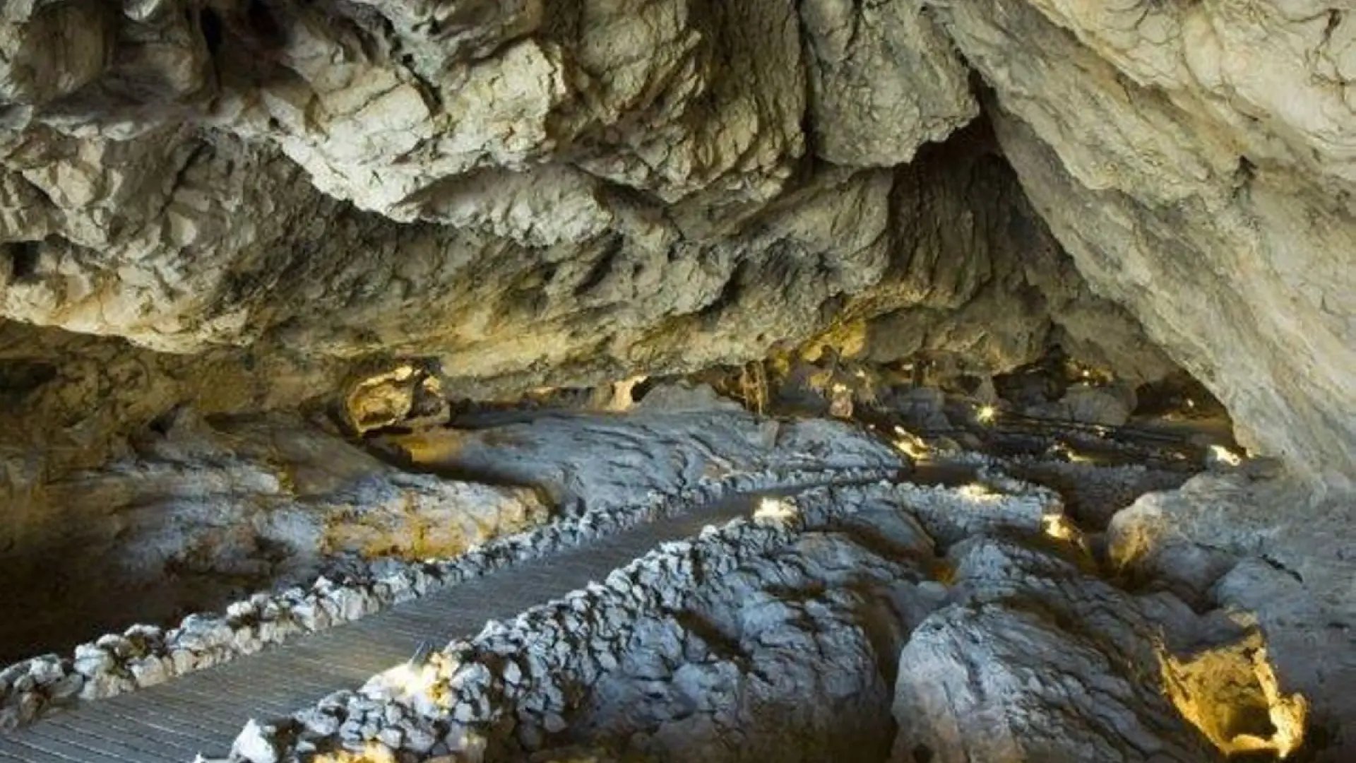La impresionante cueva de Andalucía que está en el corazón de Granada y que alberga restos prehistóricos