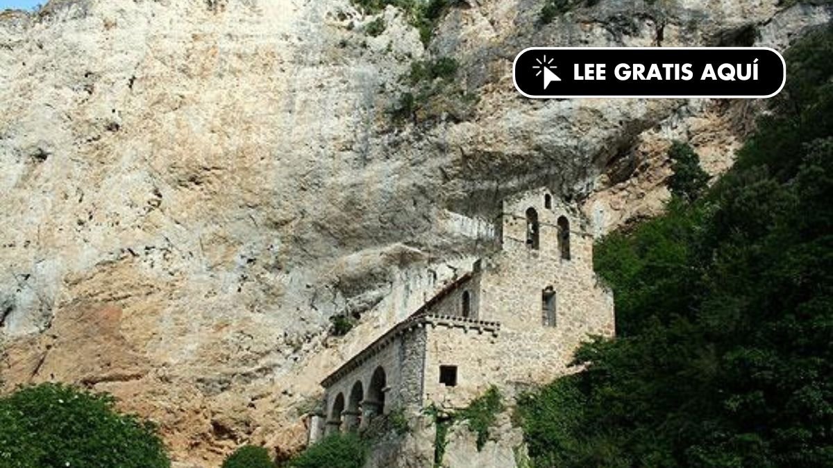 La impresionante ermita de España que está en mitad de una roca y no es Covadonga