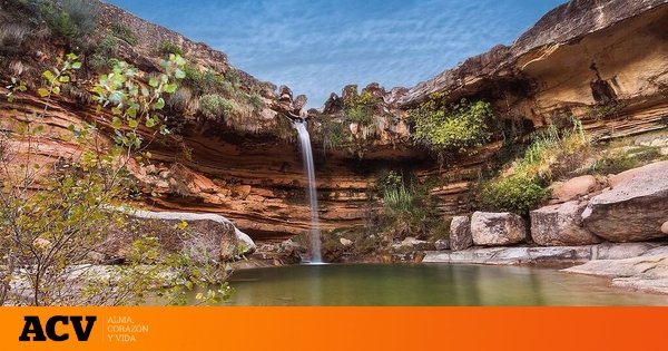 La impresionante piscina natural que tienes que visitar sí o sí: muy cerca de este precioso pueblo y con una cascada gigante