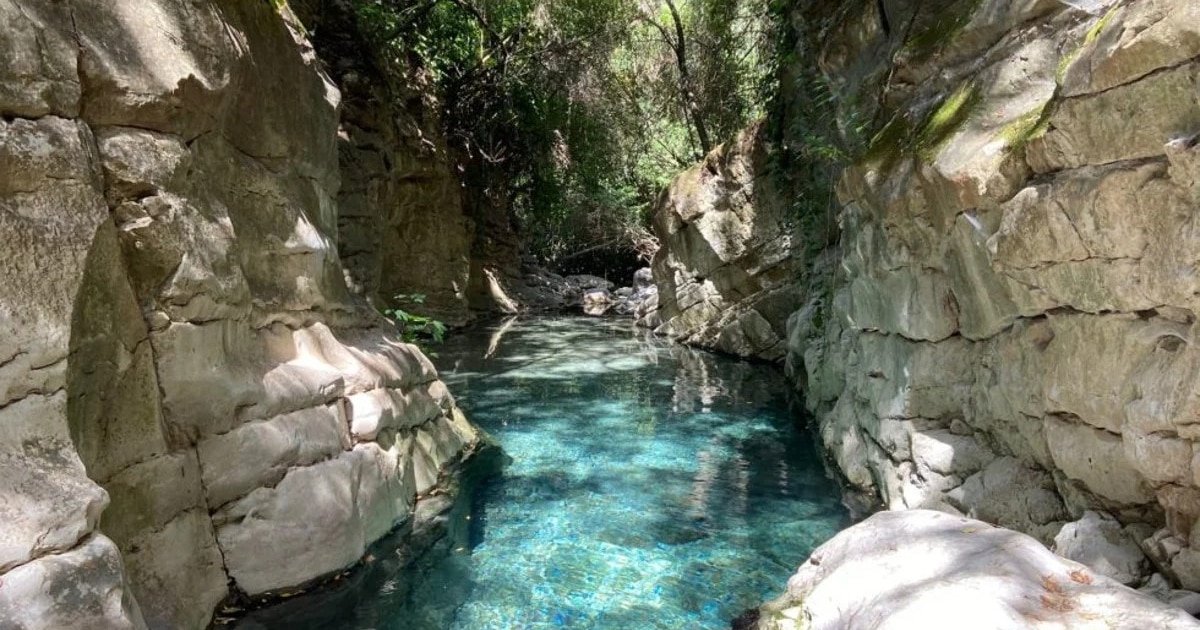 La impresionante ruta de Cádiz que es perfecta para el verano: recorre pozas de aguas turquesas y formaciones rocosas