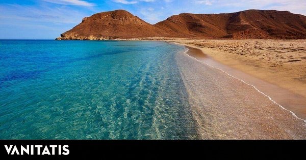 La increíble playa de Almería que es reserva de la Biosfera que está entre volcanes y acantilados