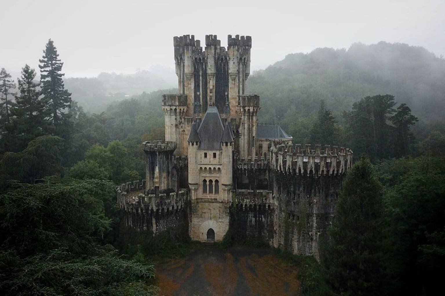 La joya artística del siglo XIX que casi nadie visita: una fortaleza neogótica de origen medieval escondida en un bosque centenario