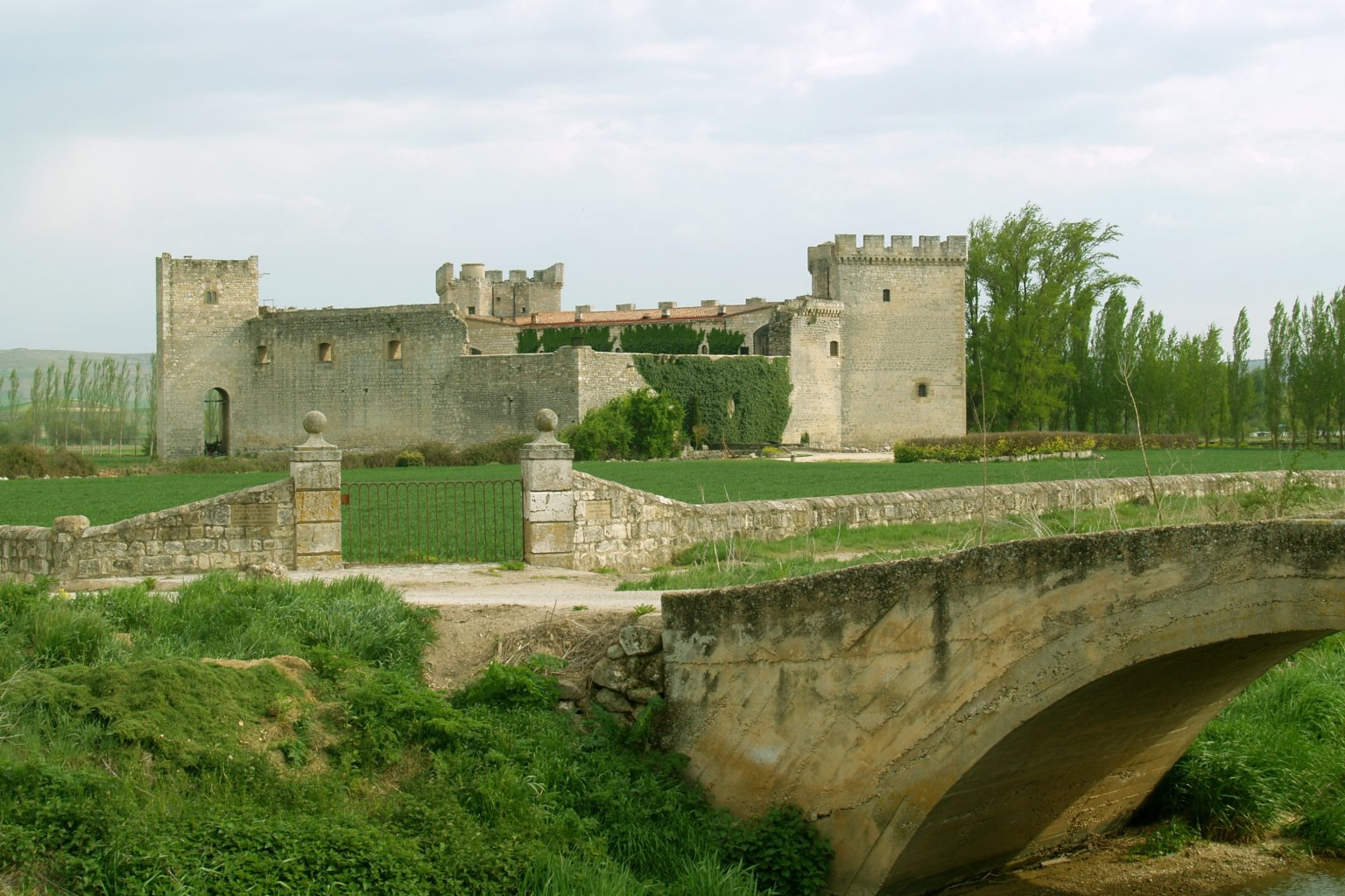 La joya medieval del siglo XIV que casi nadie visita, donde vivió el Cid Campeador y se considera uno de los castillos mejor conservados de España