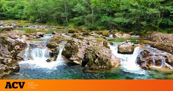 La joya secreta de Asturias: una piscina natural de color esmeralda ideal para familias con niños