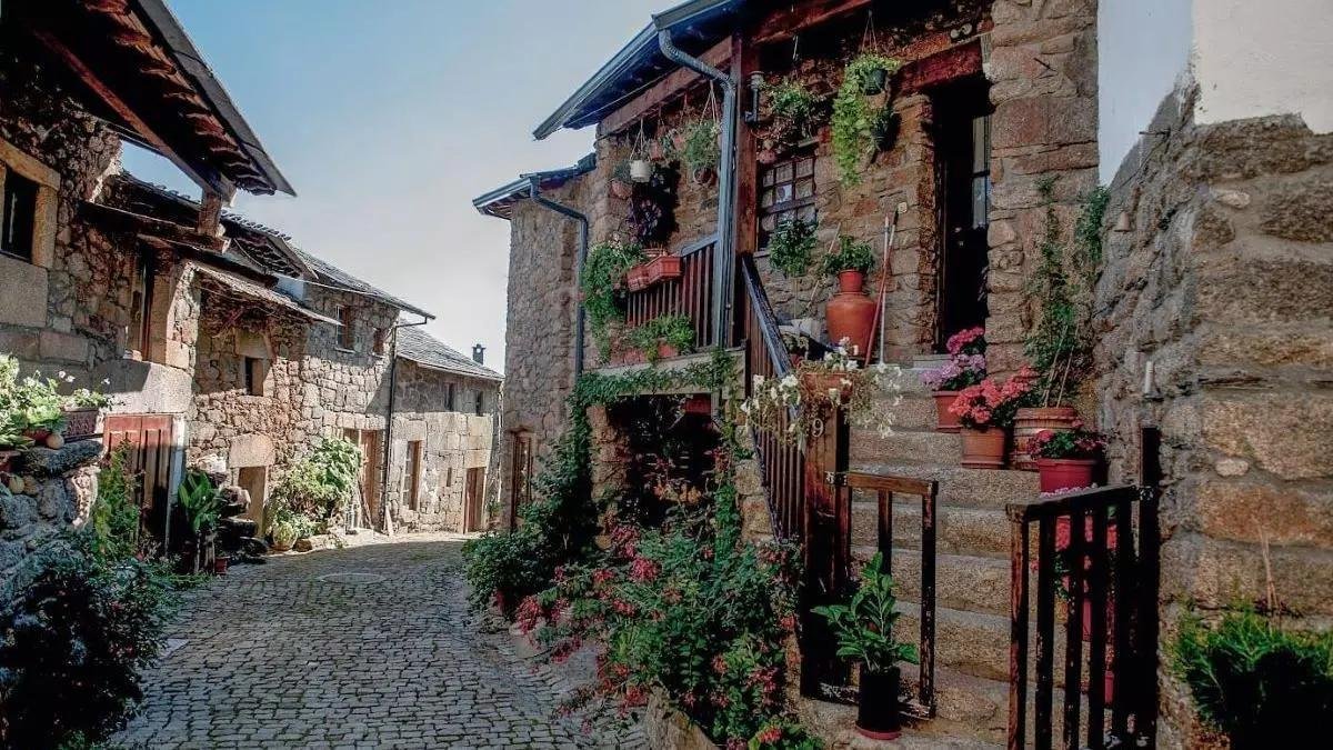 La pequeña aldea que parece sacada de un cuento: casas de piedra, balcones de madera y un entorno natural privilegiado