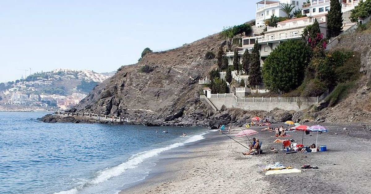 La pequeña cala salvaje de Granada poco conocida y que merece una postal