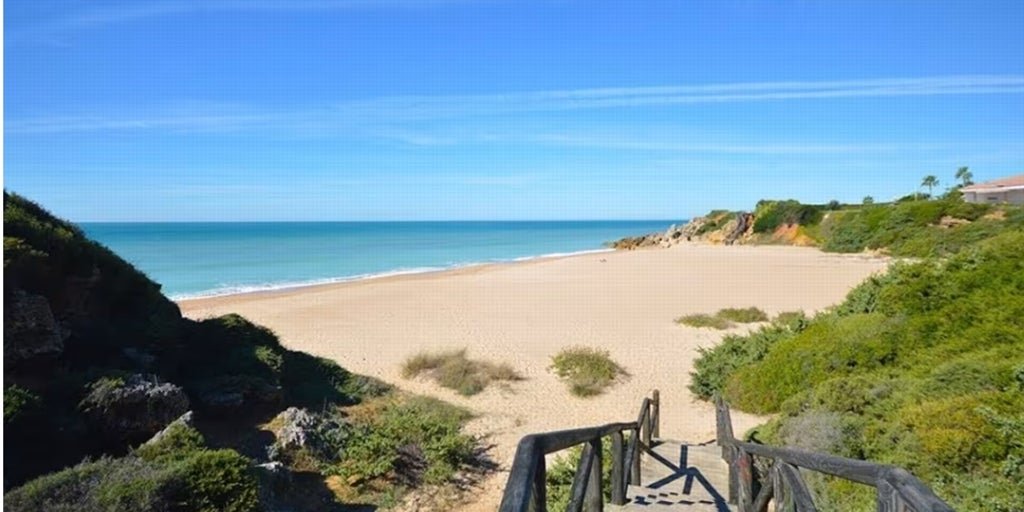 La pequeña y secreta cala de Cádiz que muchos desconocen: tiene aguas cristalinas y está rodeada de acantilados