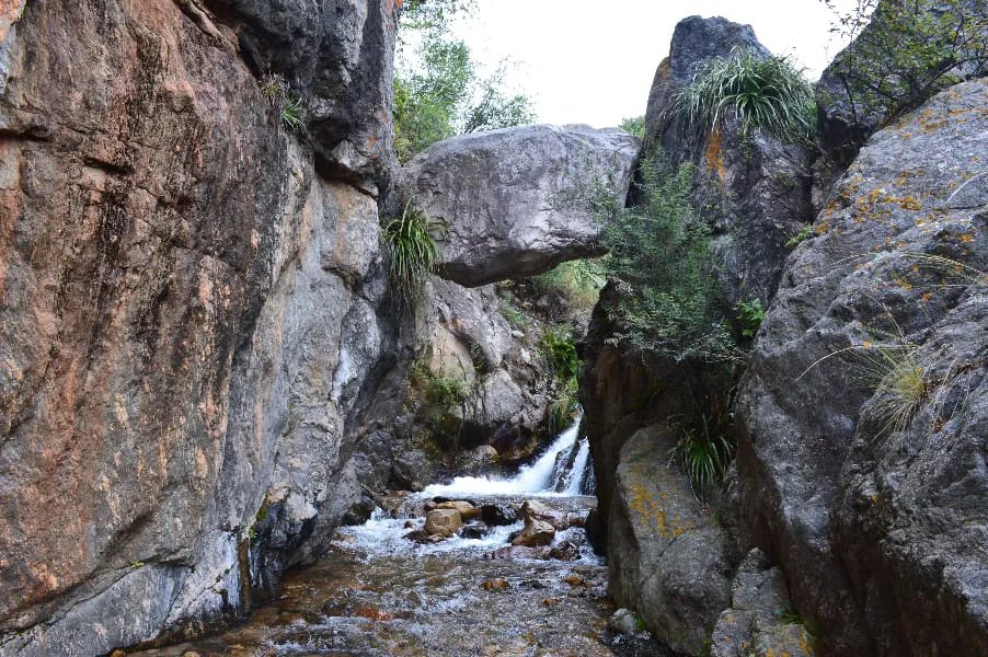 La piedra encajada: uno de los mejores lugares para hacer senderismo en Córdoba
