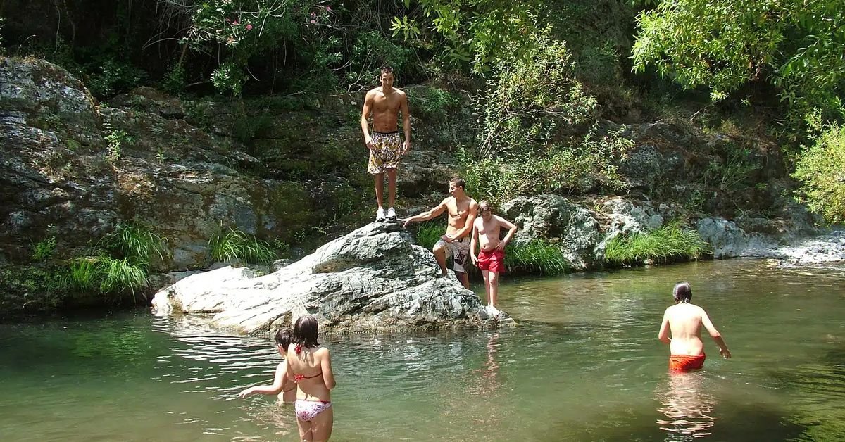 La piscina escondida entre montañas de Málaga que todos identifican por su piedra gigante: un paraíso natural que parece de cuento