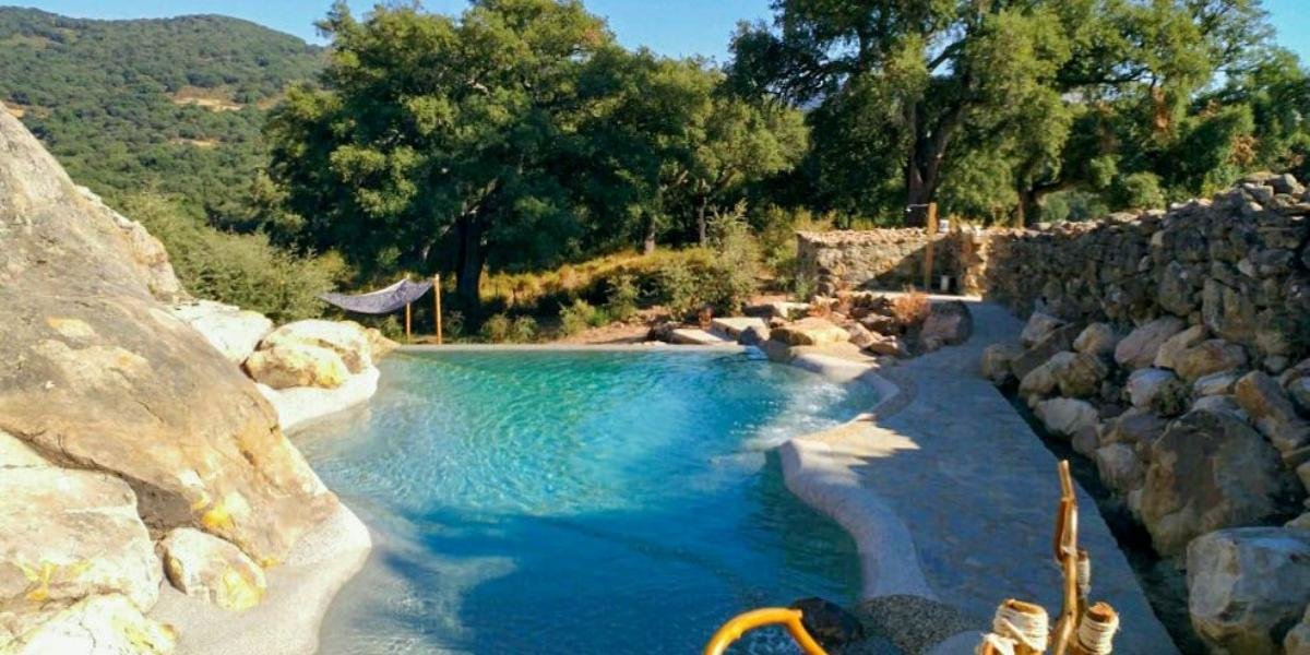 La piscina interior más bonita de Andalucía está en este alojamiento rural de la Sierra de Cádiz y bañarte en ella es una experiencia que no olvidarás