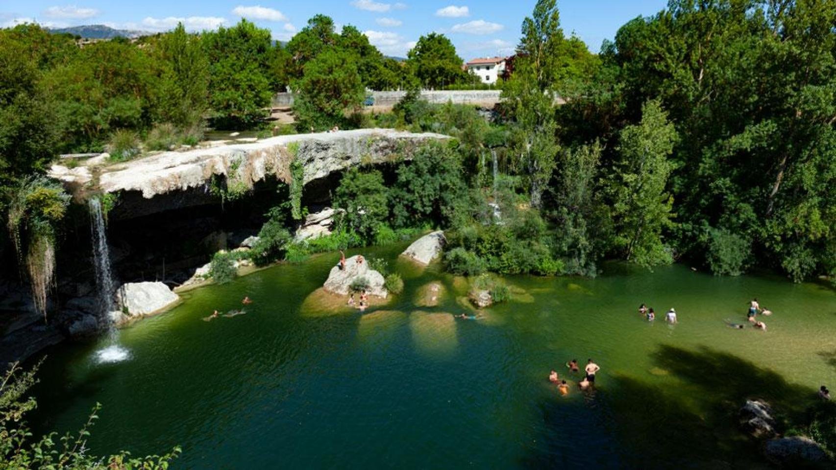 La piscina natural a la que querrás ir este verano: un oasis de paz bajo una espectacular cascada de 20 metros