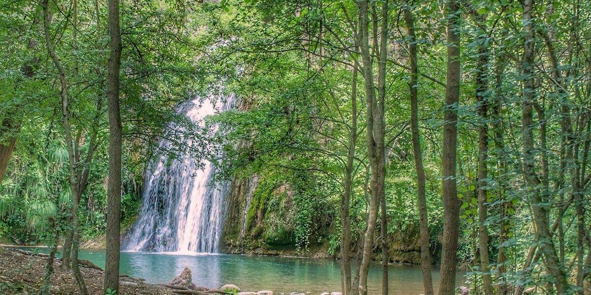 La piscina natural con cascada a hora y media de Barcelona que guarda una leyenda de brujas y aquelarres
