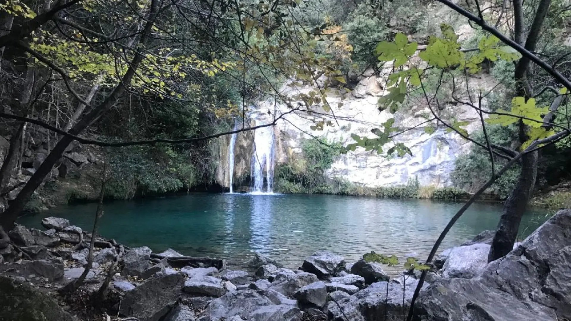 La piscina natural con cascada no muy lejos de Aragón a la que se puede llegar por una ruta increíble