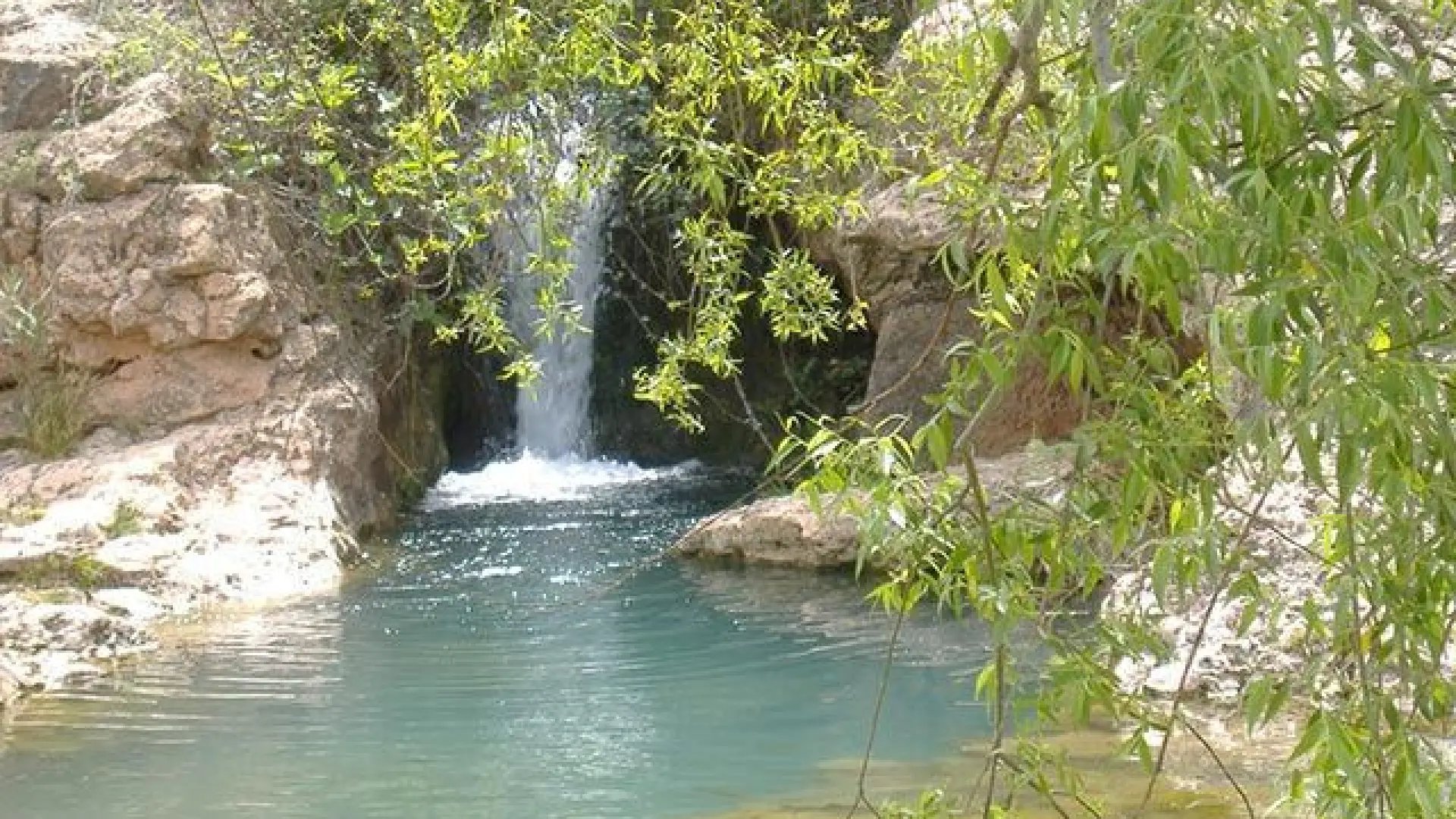 La piscina natural de aguas cristalinas muy cerca de Teruel donde nace un río