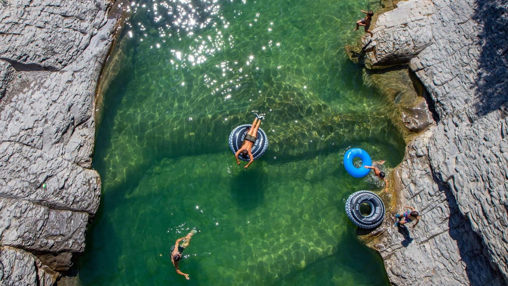 La piscina natural de un pueblo aragonés con aguas cristalinas: un lugar paradisíaco perfecto para este verano