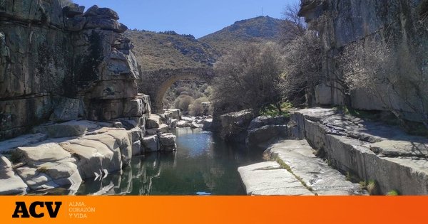 La piscina natural en la que darte el último chapuzón del verano está en Ávila: aguas cristalinas y un puente medieval a dos horas de la capital