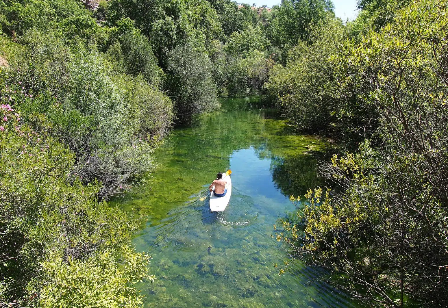 La piscina natural infinita de Málaga: aguas cristalinas y una cascada de ensueño completamente gratis