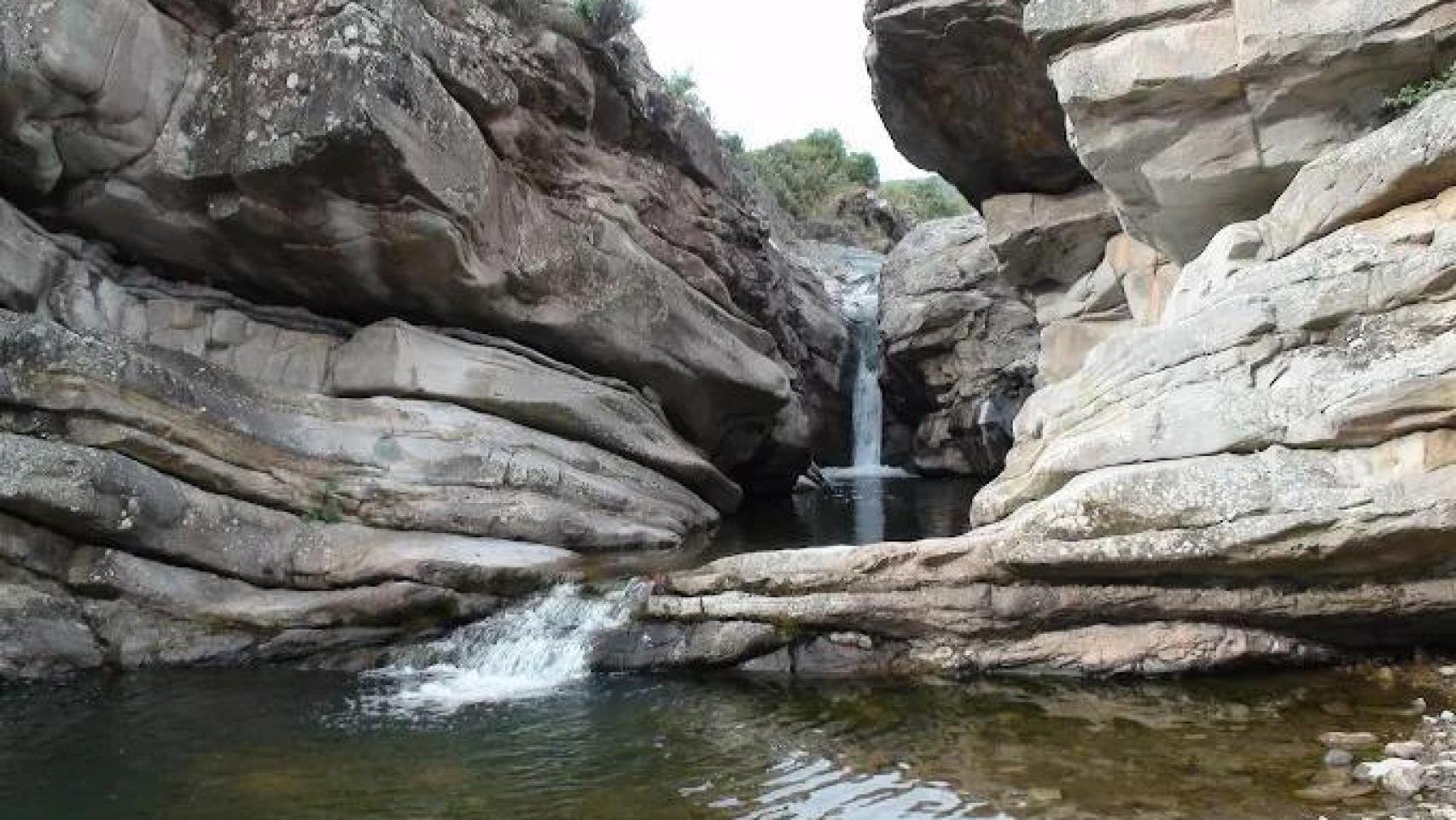 La piscina natural más bonita de aguas cristalinas y con cascada está a 1 hora y media de Euskadi: “Un oasis perfecto para niños”