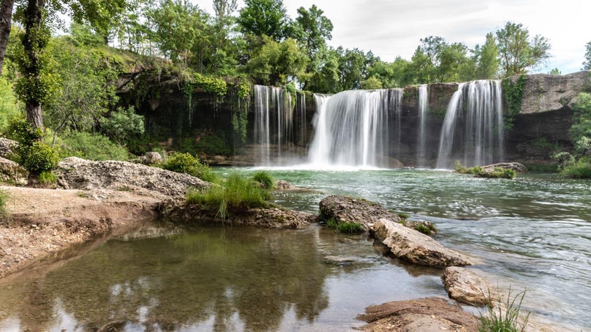 La piscina natural más bonita de España está inmersa en un microclima y bajo una cascada de 20 metros