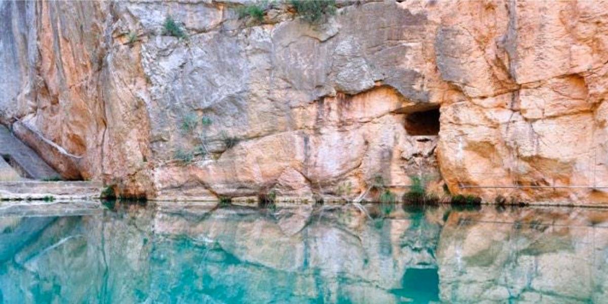 La piscina natural más espectacular de Valencia está oculta en un cañón, se accede por un puente colgante y su embarcadero arrasa en Instagram