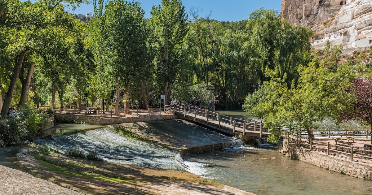 La piscina natural que está en uno de los pueblos más bonitos de España: situada a los pies de un espectacular castillo árabe