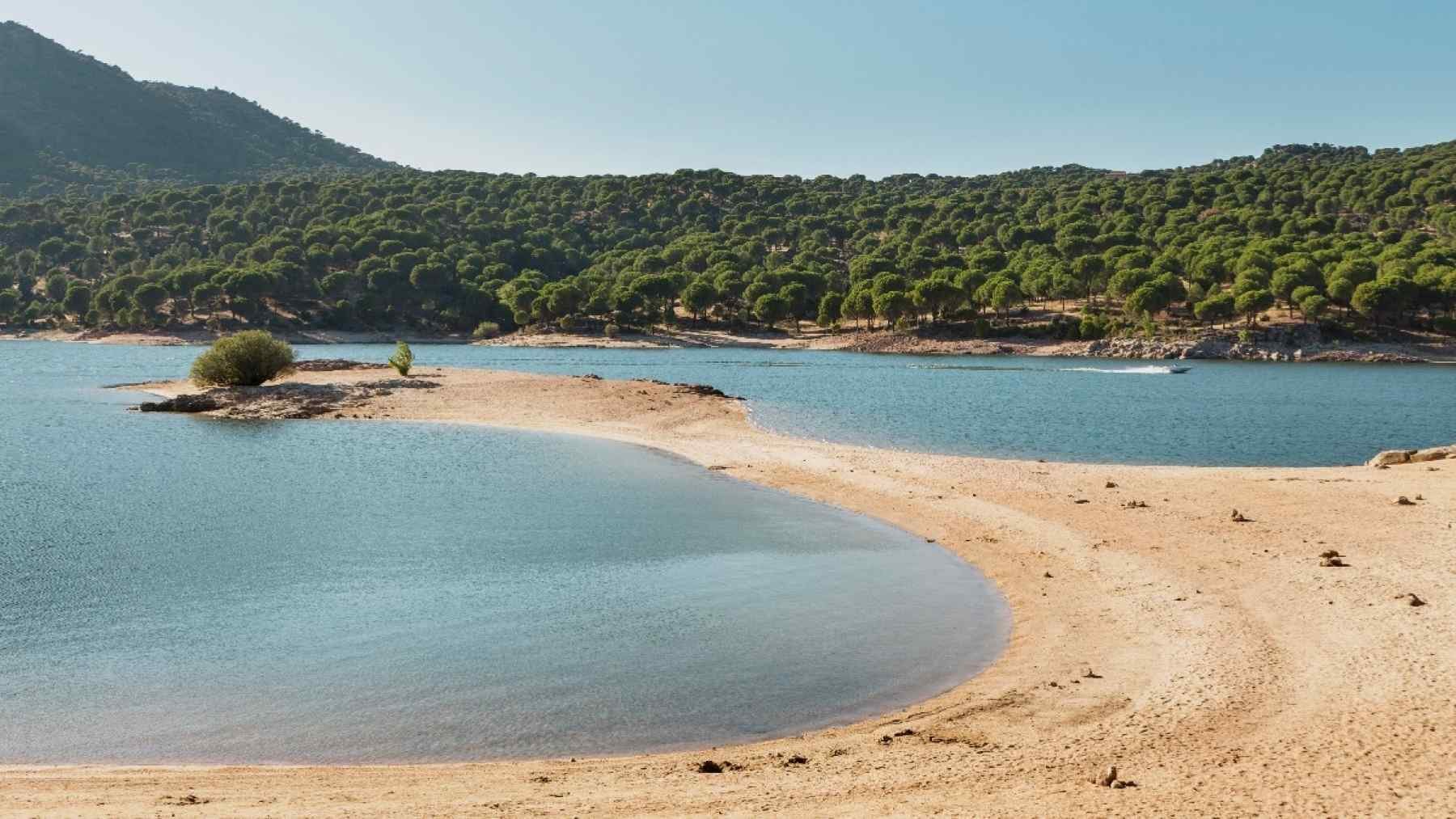 La playa a una hora de Madrid con bandera azul que te hará sentir como en el Caribe