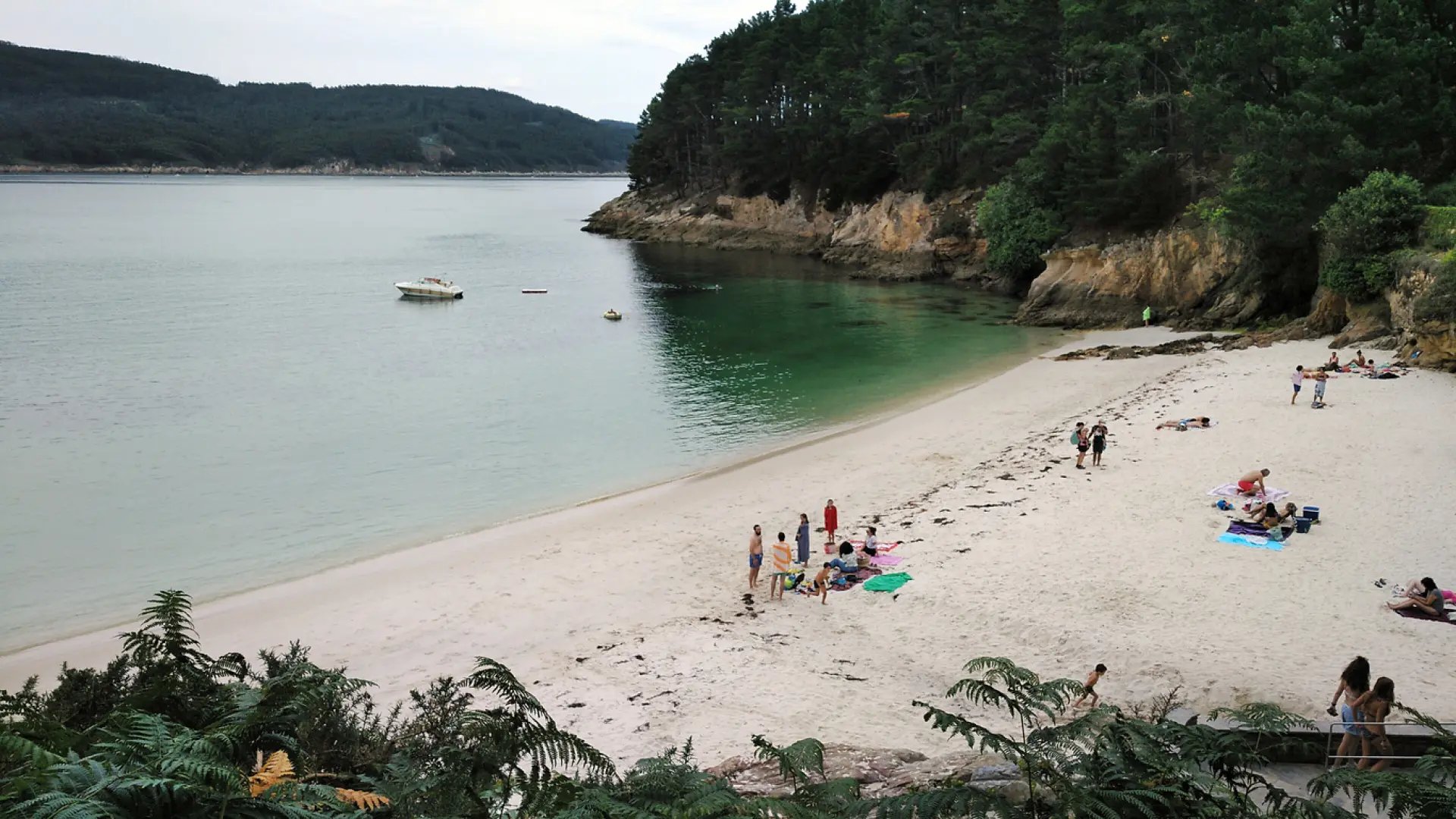 La playa conocida como el 'Caribe Gallego' poco masificada y con un paseo marítimo que merece la pena recorrer