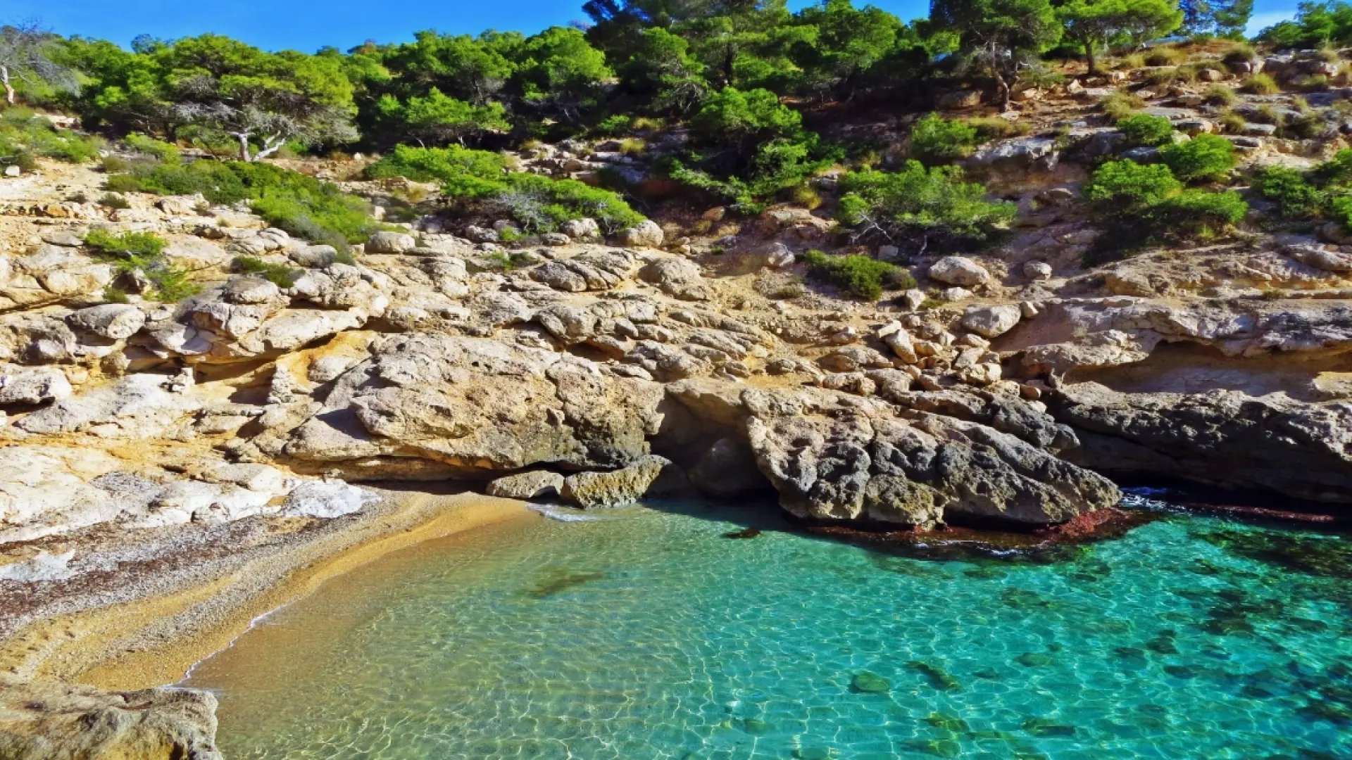 La playa de Alicante con aguas turquesas escondida entre acantilados: un lugar perfecto para relajarse y hacer snorkel