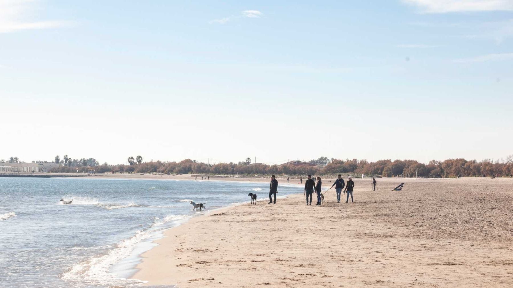 La playa de España que más cerca está de Madrid tiene aguas cristalinas y es perfecta para una escapada
