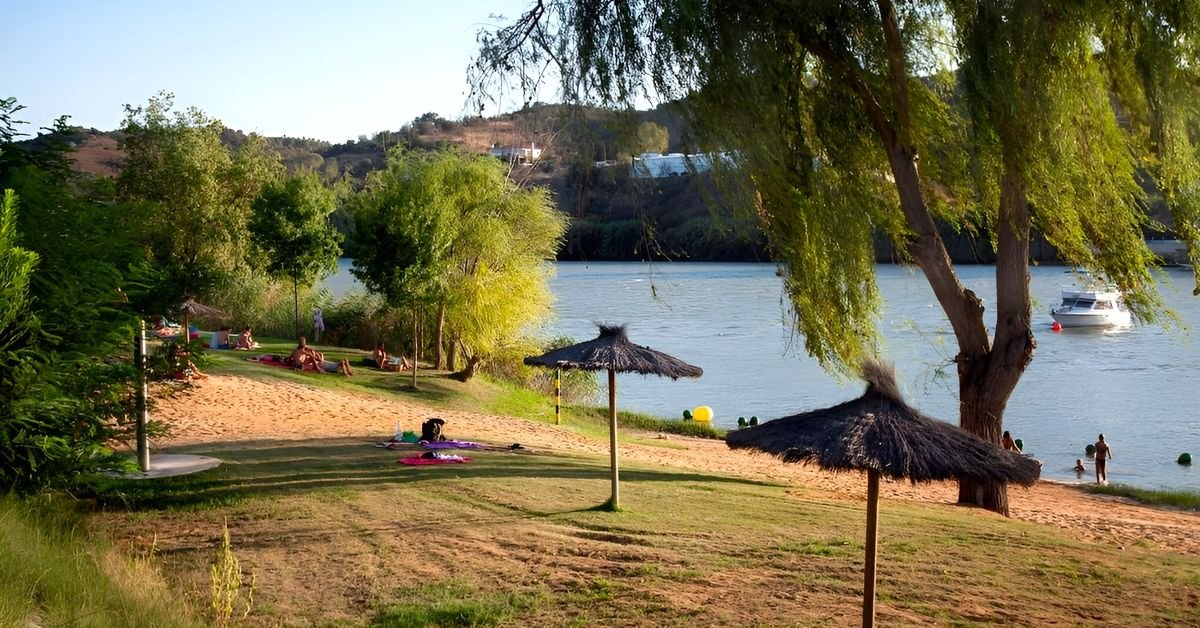 La playa de interior de un pueblo de Huelva en la que podrás refrescarte este verano sin necesidad de ir a la costa