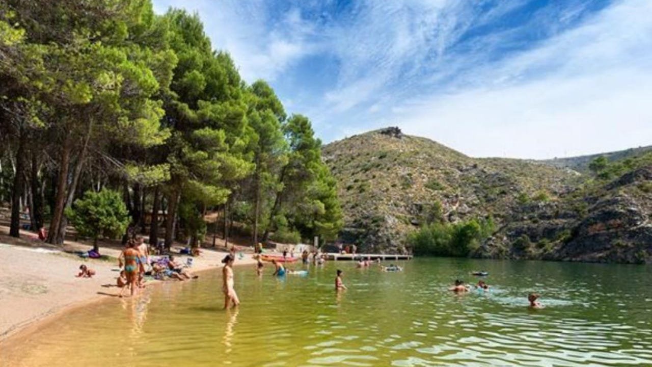 La playa fluvial de Castilla-La Mancha ideal para combatir el calor: un baño en un entorno natural único