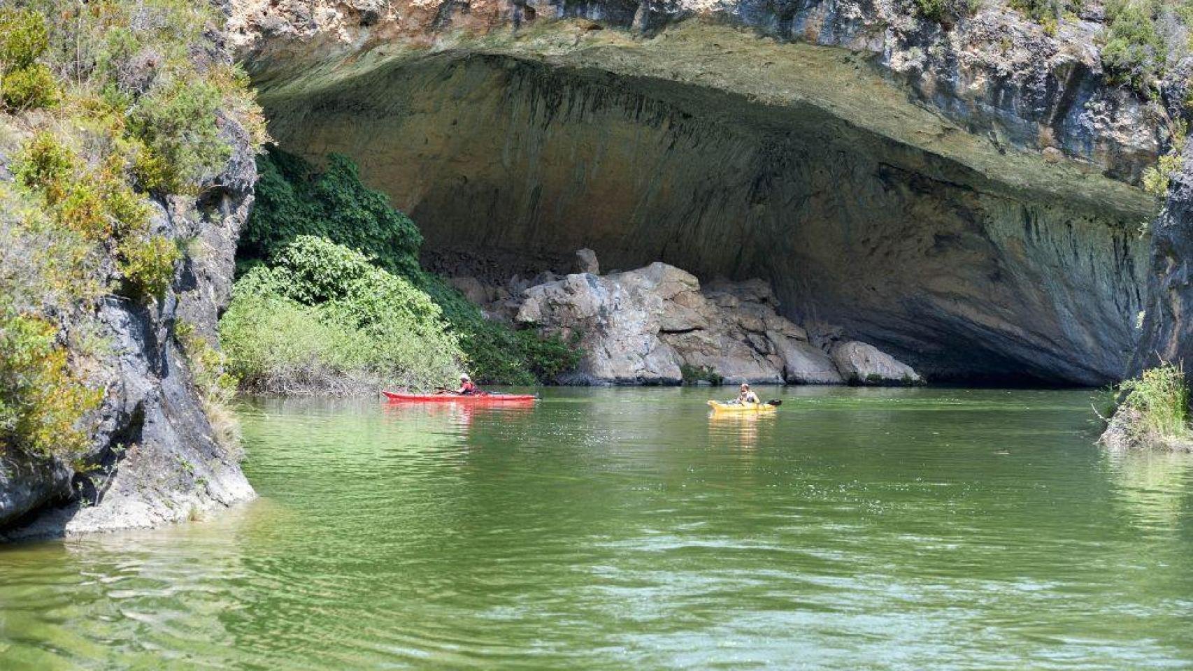 La playa fluvial más impresionante de Castilla-La Mancha: aguas cristalinas, chiringuito y kayaks