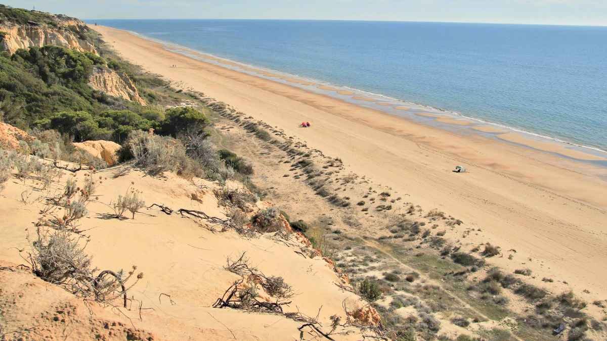La playa interminable de casi 30 km de naturaleza virgen y en pleno Parque Nacional que la convierte en una joya natural