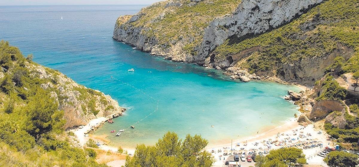 La playa más cristalina de España está muy cerca de Aragón: un paraíso de aguas turquesa