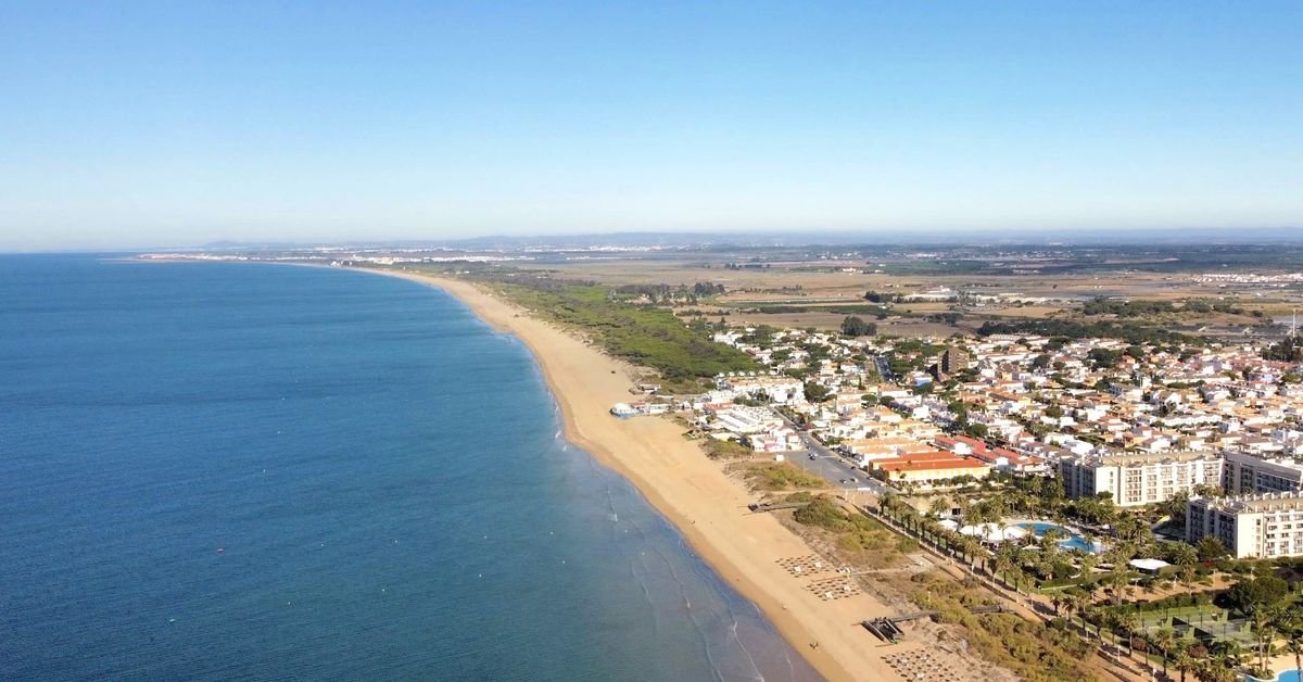 La playa menos masificada en Huelva donde las olas susurran tranquilidad y la arena dorada te invita a soñar despierto: 