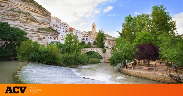 La playa natural de agua cristalina a la que hay que ir sí o sí: está en uno de los pueblos más bonitos de España