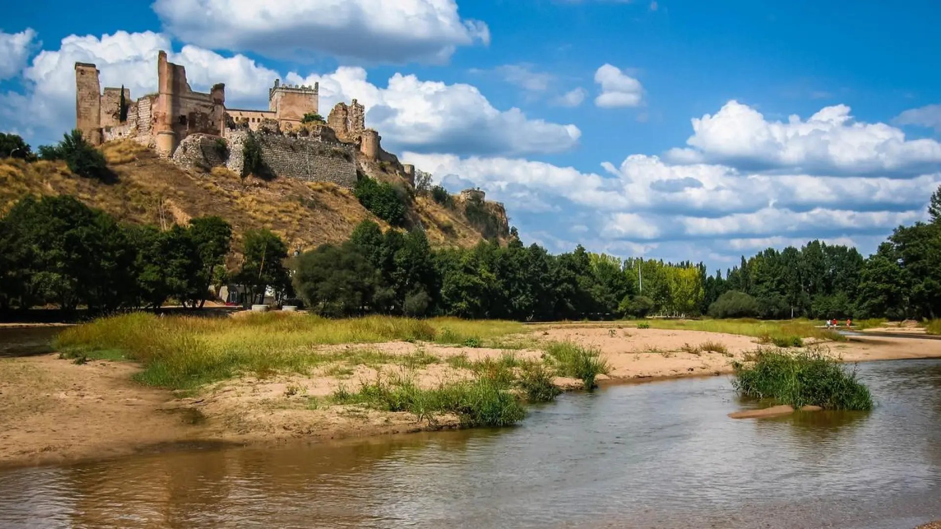 La playa natural de Toledo que está situada a los pies de un espectacular castillo