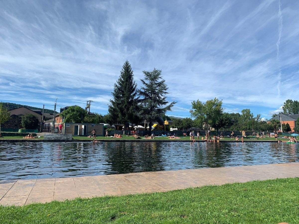 La revista 'Viajar' coloca la playa fluvial de Vega de Espinareda como la más bonita de la provincia de León