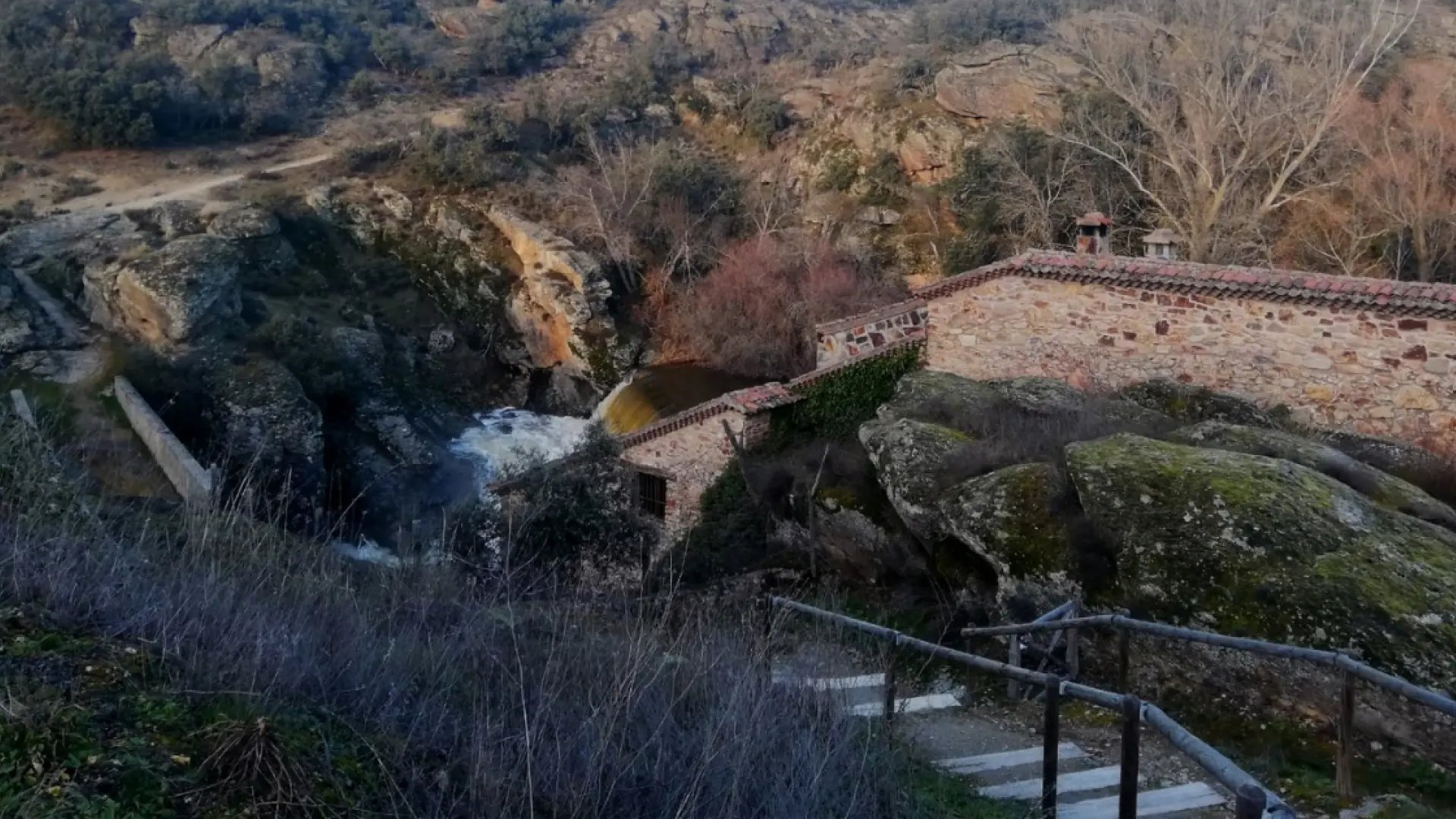 La ruta a través de pasarelas y escaleras por el barranco de un río en Segovia