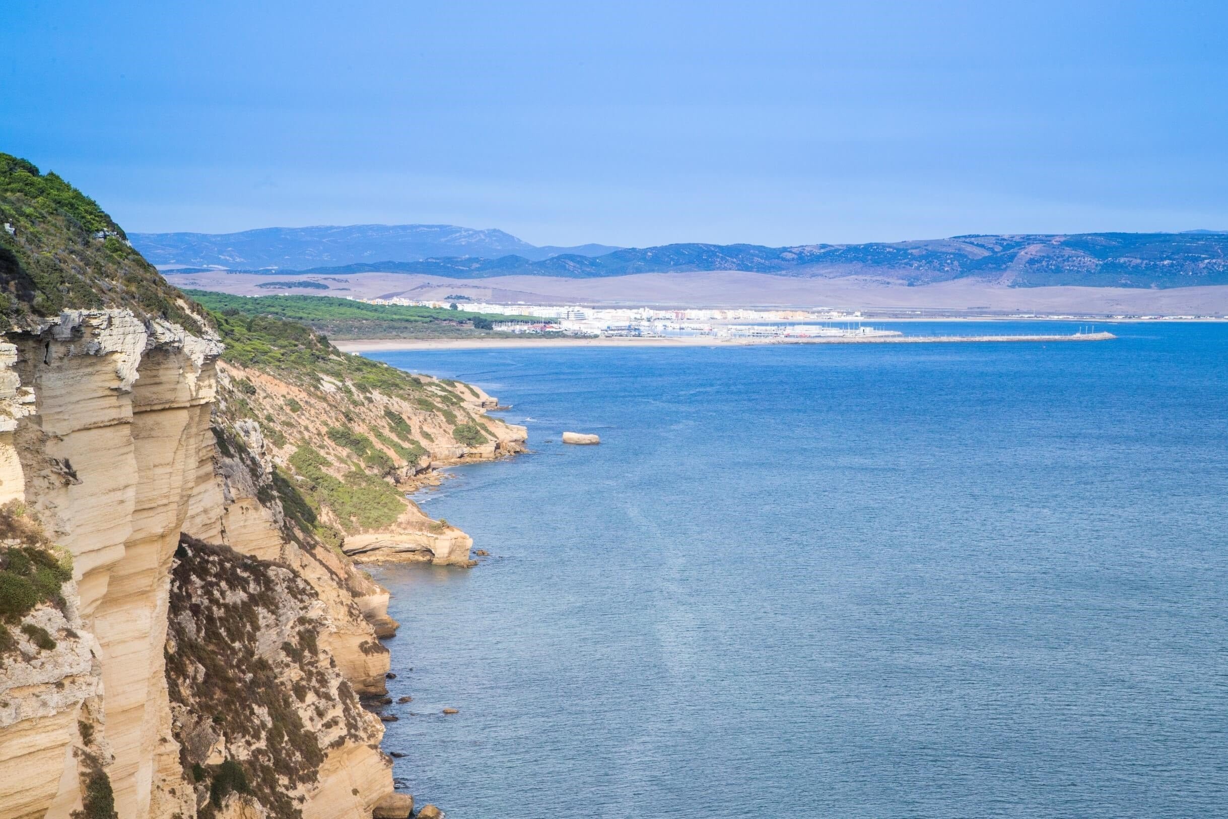 La ruta de ensueño entre acantilados y playas increíbles que puedes hacer en Cádiz: «Una joya escondida del sur de España»