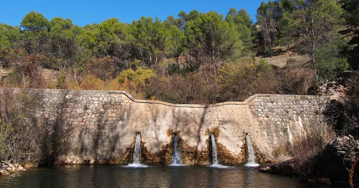 La ruta de senderismo más refrescante de Málaga: varias charcas, diques y un salto de agua para valientes