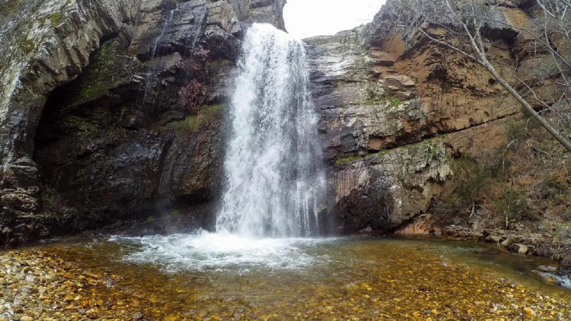 La ruta de senderismo perfecta cerca de Aragón: hacia una cascada 15 metros de altura que forma una oscura poza