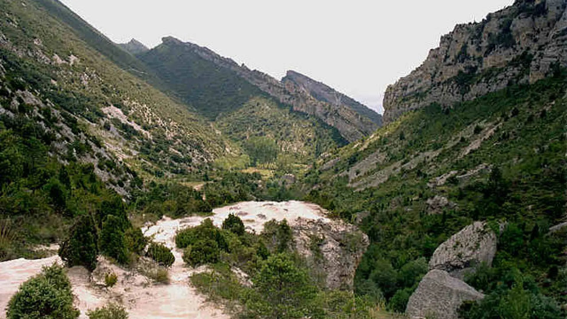 La ruta de senderismo por un desfiladero en el País Vasco con ermitas visigóticas y un monasterio medieval