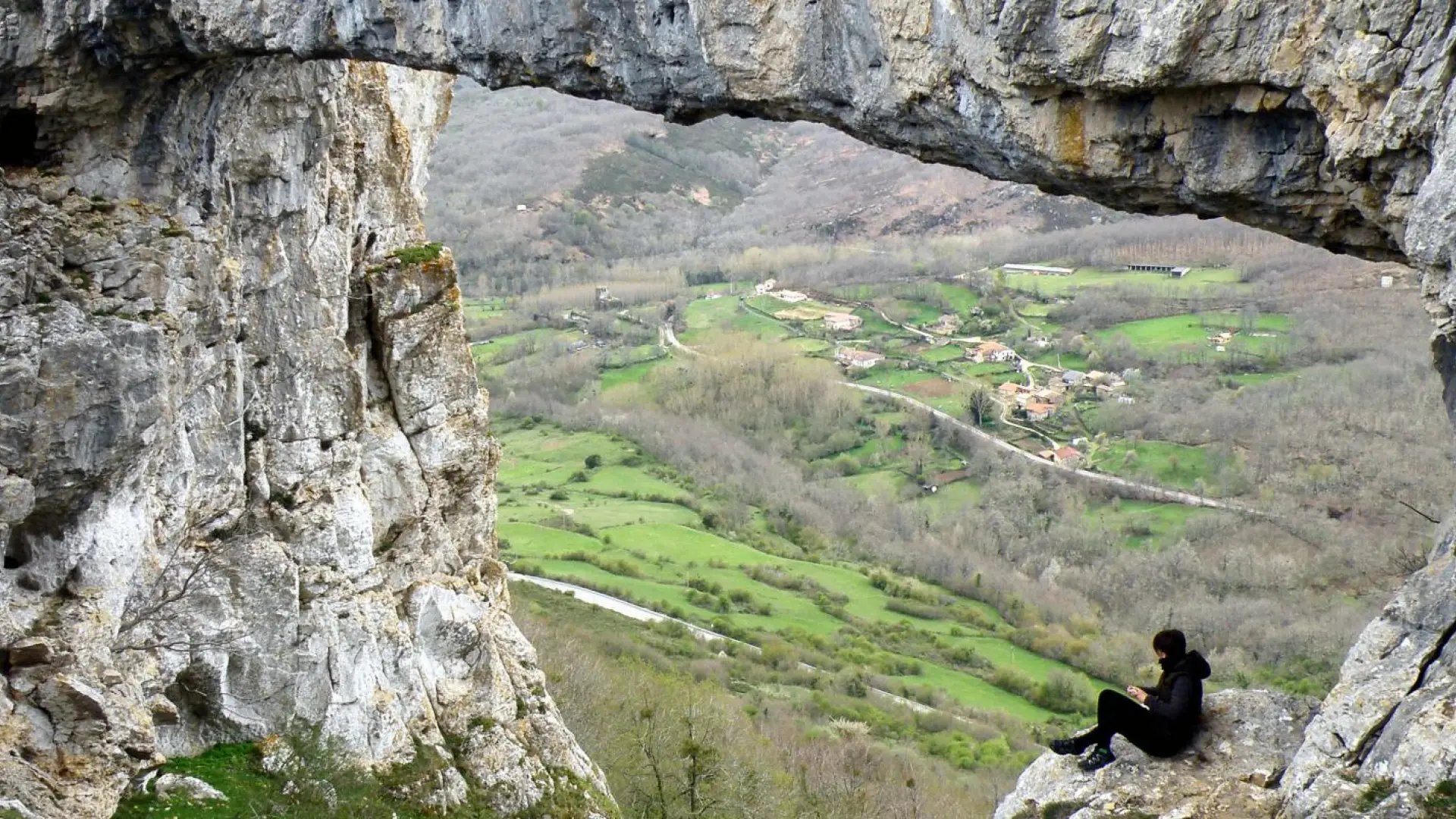 La ruta de senderismo que descubre un arco natural de 20 metros de altura
